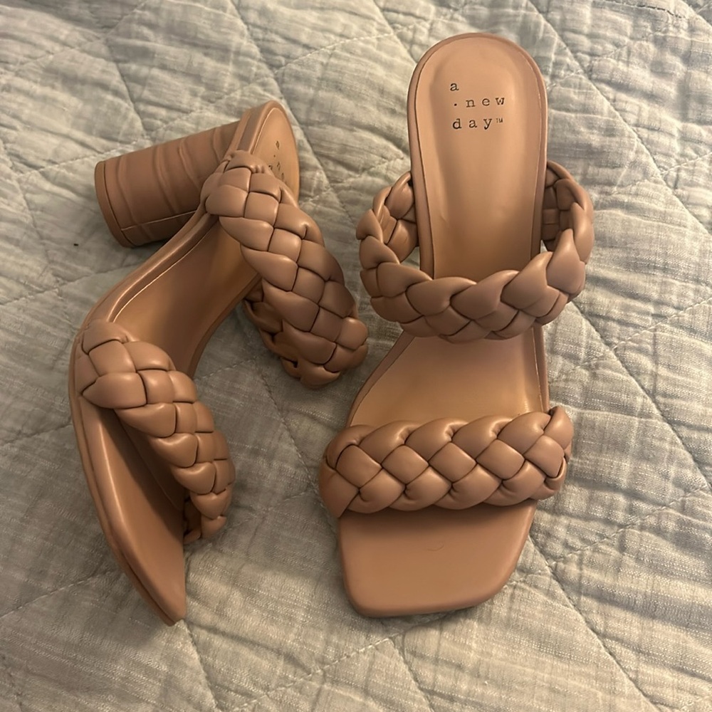 Heels never worn 5.5